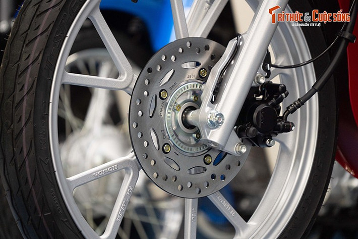 Bản Super Cub 50 Hello Kitty sử dụng mâm nan hoa kết hợp phanh tang trống trên cả hai bánh xe. Trong khi bản Honda Super Cub 110 Hello Kitty dùng mâm đúc đa chấu, kết hợp phanh đĩa có hệ thống chống bó cứng phanh ABS trên bánh trước, bánh sau vẫn dùng phanh tang trống.