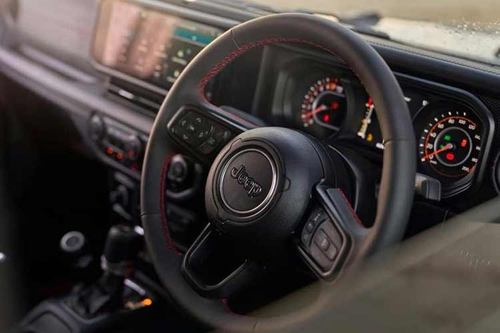 Những thay đổi trên Wrangler Rubicon thế hệ mới mang lại độ bền và khả năng bảo vệ tốt hơn khi đi đường địa hình với giá trị vượt trội. Wrangler cũng có màu Goldilocks mới, chỉ dành riêng cho phiên bản năm 2026.