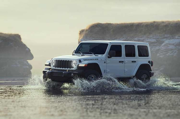 Jeep Gladiator Rubicon 2026 cũng có giá khởi điểm tương tự như Wrangler 4 cửa, và Jeep cũng giới thiệu phiên bản đặc biệt kỷ niệm 85 năm Wrangler với giá 88.490 AUD (hơn 62.000 USD).