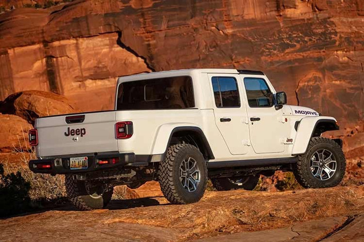 Trước đó, vào tháng 7/2025, hãng đã tung ra thị trường nội địa phiên bản nâng cấp của xe bán tải cỡ trung Jeep Gladiator với giá từ 83.000 AUD và cũng công bố giá bán cho mẫu Jeep Wrangler 2025, khởi điểm từ 80.000 AUD.