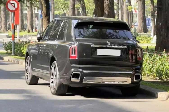 Điểm lạ là xe mang bộ mâm của bản cũ, không phải mâm xoáy kép của bản mới. Được biết, nếu chiếc xe Rolls-Royce Cullinan Series II này đăng ký biển 51 hay bất kỳ biển của tỉnh thành Việt Nam nào, chi phí sẽ hơn 50 tỷ đồng, còn nếu là biển CV hay NG, giá trị xe sẽ giảm 1 nữa.