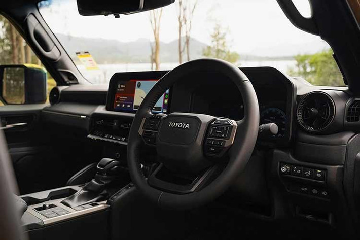 Về mặt thẩm mỹ, phiên bản này vẫn giữ phong cách hầm hố với các chi tiết ngoại thất sơn đen mạnh mẽ, cửa sổ trời đơn và hai tông màu đặc trưng là xanh Ningaloo hoặc nâu Tanami, tạo nên diện mạo tách biệt hoàn toàn so với các phiên bản tiêu chuẩn.