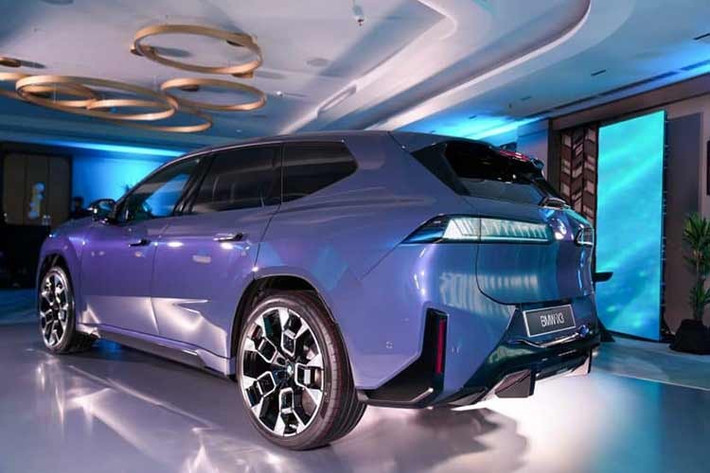 Điểm nhấn lớn nhất trên BMW iX3 mới là Panoramic iDrive – thế hệ giao diện điều khiển hoàn toàn mới. Thay vì cụm đồng hồ truyền thống hay màn hình trung tâm đơn lẻ, BMW sử dụng một dải hiển thị kéo dài toàn bộ chiều ngang táp-lô, kết hợp giữa HUD, màn hình cong và các vùng hiển thị thông tin ngữ cảnh.