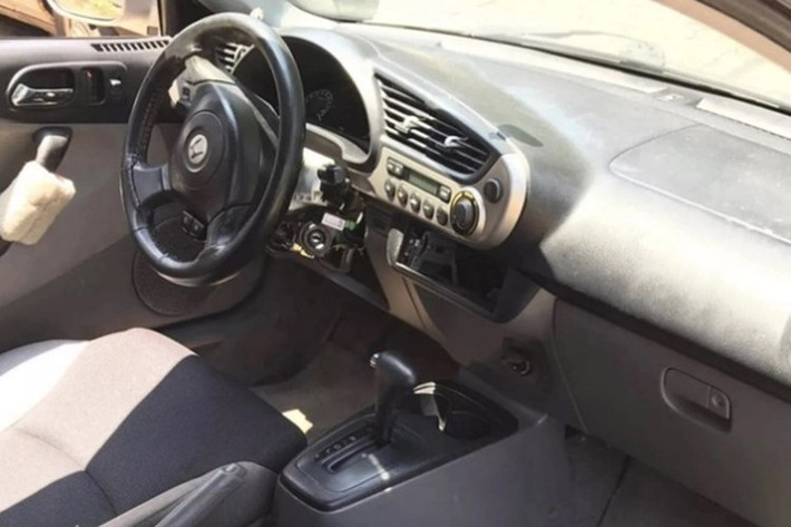 Hiện động cơ tiêu hao nhiều dầu và thường xả khói, nhưng Daisy vẫn tin rằng xe sẽ chinh phục mục tiêu. Cô thậm chí gắn một tấm biển nhỏ sau xe để người đi đường không ngạc nhiên khi thấy khói đen.