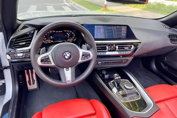 Động cơ này cho phép chiếc xe thể thao mui trần BMW Z4 M40i 2020 mới về Việt Nam tăng tốc từ vị trí xuất phát lên 100 km/h chỉ trong thời gian 4,2 giây. Trong khi đó, BMW Z4 thế hệ mới bản sDrive30i Msport, chỉ được trang bị khối động cơ 2.0 lít, sản sinh công suất tối đa 255 mã lực và mô-men xoắn cực đại 400 Nm.