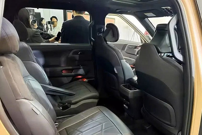 Khu vực bệ tì tay trung tâm còn được nhấn mạnh bằng tay cầm lớn. Những trang bị tiện nghi đáng chú ý khác của xe gồm có hệ thống âm thanh Meridian 14 loa với loa siêu trầm 10 inch và tính năng Kia myQ Connected Garage, cho phép tự động đóng hoặc mở cửa gara khi xe ra/vào nhà. Xe cũng có thể kết nối với điện thoại thông minh để điều khiển một số tính năng khác từ xa.