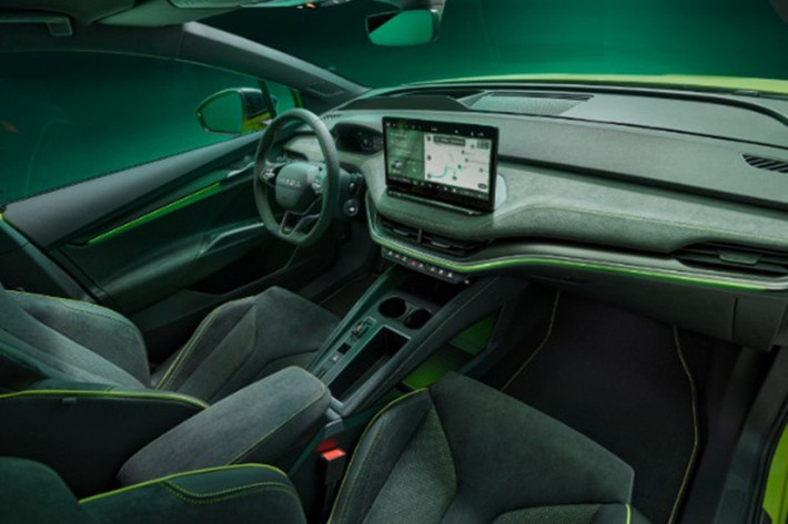 Skoda Deutschland tuyên bố xe có thể tăng tốc từ 0-100 km/h trong 5,4 giây, với Elroq RS đạt tốc độ tối đa 180 km/h. Tuy nhiên, khách hàng muốn có phạm vi hoạt động tối đa sẽ phải chi trả 44.180 euro (51.200 đô la) cho Elroq 85.