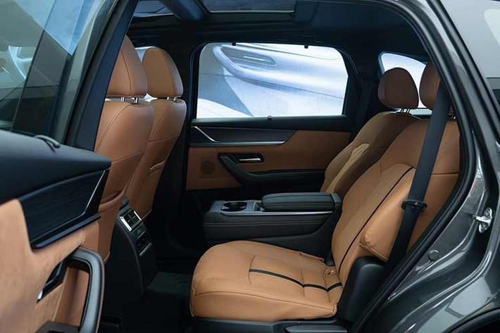 Về trang bị an toàn, CX-90 được trang bị gói công nghệ i-Activsense thế hệ mới với các tính năng như: hệ thống giám sát người lái DMS, có khả năng theo dõi mức độ tập trung của tài xế và đưa ra cảnh báo khi cần thiết. Camera 360 độ cũng được nâng cấp, cho phép mở rộng vùng quan sát, hỗ trợ tốt hơn trong các tình huống phức tạp.