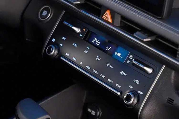 Nội thất của Hyundai Stargazer 2026 đi kèm cấu hình 3 hàng ghế tiêu chuẩn. Tùy theo phiên bản, xe sẽ dùng băng ghế dài gập 60:40 hoặc 2 ghế thương gia ở hàng ghế giữa. Trong khi đó, hàng ghế ba có thể gập theo tỷ lệ 50:50. Dung tích khoang hành lý là 185 lít tiêu chuẩn hoặc 585 lít khi gập hàng ghế thứ ba.