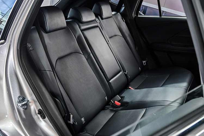 Trái ngược với sự lột xác mạnh mẽ bên trong, ngoại thất của Toyota Yaris Hybrid 2026 lại đi theo hướng tinh chỉnh nhẹ nhàng để giữ vững nét năng động vốn có. Xe được bổ sung tông màu Mustard (vàng mù tạt) mới lạ, đi kèm các chi tiết ốp gương chiếu hậu đen bóng được tiêu chuẩn hóa trên nhiều phiên bản.