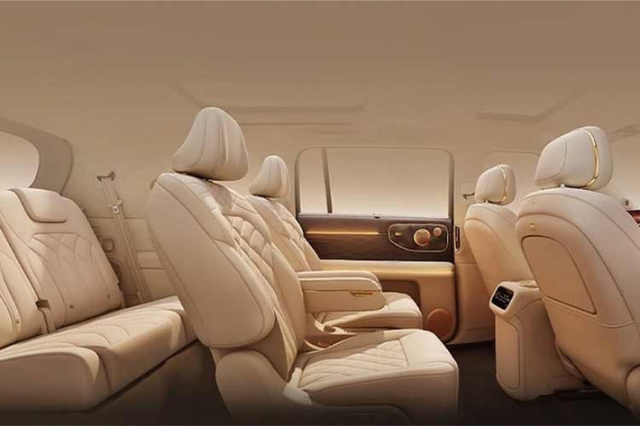 Hành khách ở hàng ghế sau cũng được chăm chút với màn hình 5K kích thước 27 inch có thể gập xuống từ trần xe. Giống như LS9 tiêu chuẩn, mẫu SUV cỡ lớn của LS9 Hyper của Alibaba và MG này cũng được cung cấp tùy chọn vòi tắm tích hợp ngay trên cửa hậu.