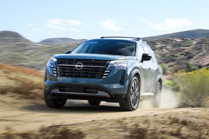 Nissan Pathfinder 2026 mới sẽ có mặt tại các đại lý từ đầu năm 2026. Dù đã có những nâng cấp đáng kể, mẫu xe này vẫn phải đối mặt với nhiều thử thách lớn, nhất là khi các đối thủ truyền kiếp như Kia Telluride và Hyundai Palisade đều bước sang thế hệ hoàn toàn mới trong năm tới.