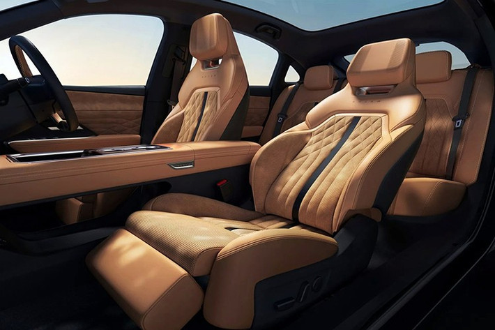 Ghế ngồi được bọc da phối da lộn màu nâu, thiết kế dạng Diamond Cut, ghế trước có chức năng ngả theo kiểu “Zero Gravity”. Mazda cũng tích hợp gói công nghệ an toàn chủ động i-ACTIVSENSE và hàng loạt trang bị hỗ trợ lái hiện đại.