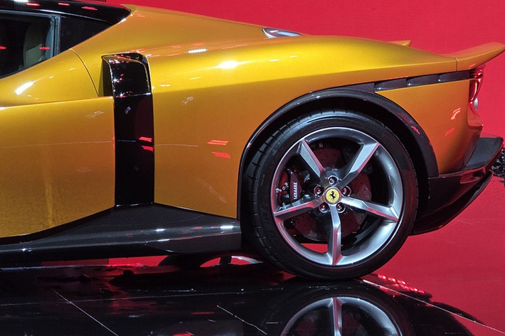 Ferrari 849 Testarossa sở hữu ngôn ngữ thiết kế đậm chất khí động học và được lấy cảm hứng từ nhiều mẫu xe trong quá khứ. Phần đuôi xe là chi tiết gợi nhiều liên tưởng nhất khi mang phong cách “twin-tail”, mô phỏng các mẫu xe đua cổ như Ferrari 512 S. Cánh gió đôi cùng cánh gió chủ động có khả năng điều chỉnh độ cao giúp tối ưu lực ép xuống mặt đường ở tốc độ cao.