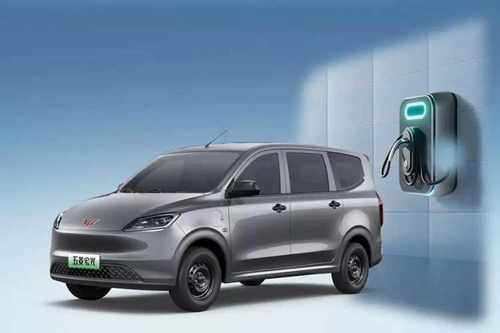 Với sạc nhanh DC, xe mất khoảng 30 phút để sạc từ 30% lên 80% pin. Với sạc chậm AC, thời gian sạc từ 20% lên 100% là 9,8 giờ. Tốc độ tối đa đạt 135 km/h. Ngoài Hongguang EV, trong năm 2026 này, Wuling còn tung phiên bản 5 cửa mới của dòng xe Hongguang Mini EV tại Việt Nam. Trong khi đó, phiên bản 3 cửa cũ của Wuling Hongguang Mini EV đã bị ngừng bán từ cuối năm 2025.