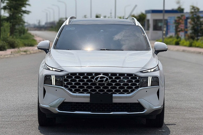 Việc kiểm tra kỹ thân vỏ, đảm bảo xe chưa từng gặp tai nạn nặng hay bị thủy kích cũng là điều không thể bỏ qua. Bởi những yếu tố này không chỉ ảnh hưởng đến khả năng vận hành mà còn làm giảm giá trị xe đáng kể trong tương lai.