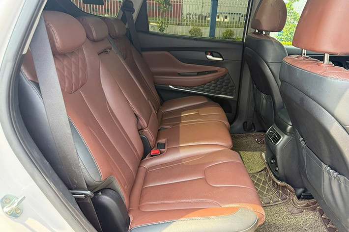 Ưu tiên hàng đầu nên là những chiếc xe có số ODO thấp, lịch sử bảo dưỡng minh bạch tại các đại lý chính hãng. Mặc dù phần lớn xe SantaFe đời 2023 vẫn còn trong thời hạn bảo hành 5 năm hoặc 100.000 km, nhưng không ít xe đã được sử dụng với cường độ cao, dễ gặp tình trạng tích tụ muội than carbon trong họng nạp.