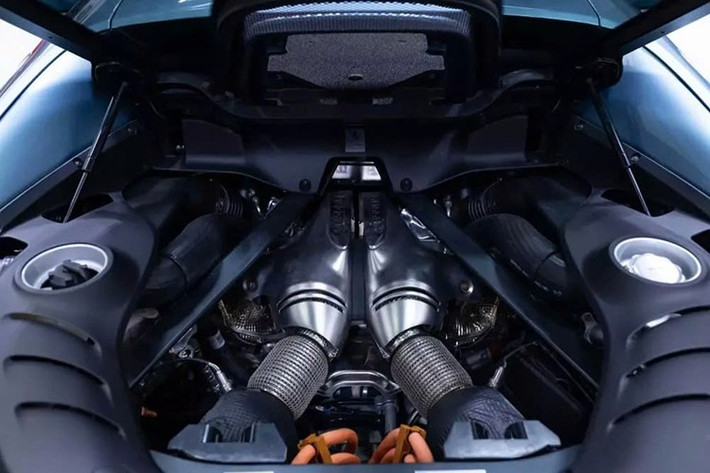 Hồ sơ bảo dưỡng cho thấy xe được chăm sóc cẩn thận mặc dù quãng đường đi được còn ít. Cuối năm 2023, chỉ sau 800 km, bộ lọc gió cabin đã được thay. Ắc quy mới được thay vào giữa năm 2024, và đến tháng 1/2025, sau khi đã đi được 1.900 km, xe đã được thay dầu và lọc gió.