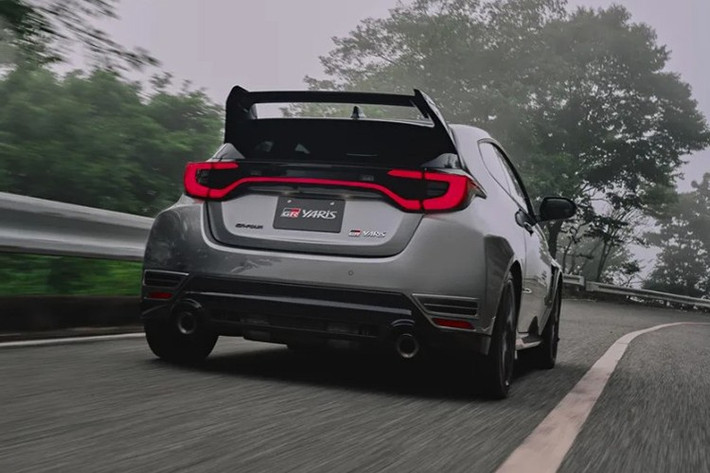 Toyota GR Yaris vốn được biết đến với động cơ tăng áp 1.6L 3 xy-lanh cho công suất 304 mã lực, mô-men xoắn 400 Nm, đi kèm hộp số sàn 6 cấp hoặc tự động 8 cấp cùng hệ dẫn động bốn bánh AWD. Với gói nâng cấp mới, mẫu xe này được bổ sung loạt chi tiết nhằm tăng cường hiệu năng cả trên đường phố lẫn đường đua.