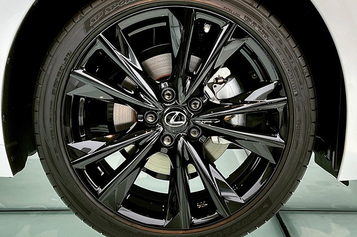 Trong đó, có 3 dòng ô tô tại Việt Nam được giảm thuế, bao gồm: Xe chở người có khoang chở hành lý chung và ô tô thể thao từ 2.000-2.500cc; Ô tô kiểu sedan từ 2.000-2.500cc; Dòng ôtô khác thuộc loại bốn bánh chủ động. Mức thuế MFN đối với 3 dòng ôtô này được giảm xuống chỉ còn từ 32%-50% theo quy định mới. Trong khi đó, mức thuế MFN cũ là từ 45%-64%.