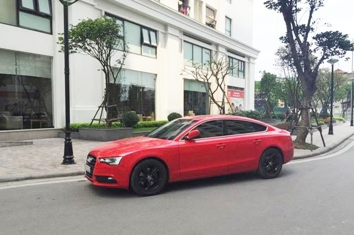 Chiếc xe không chỉ xuất hiện nhiều lần trong các clip TikTok mà còn gắn liền với hình ảnh thường nhật của cô như đưa con đi học, dạo phố hay mua sắm. Đây cũng được xem là bước khởi đầu cho hình tượng "mẹ bỉm sữa sang chảnh" mà cô theo đuổi.