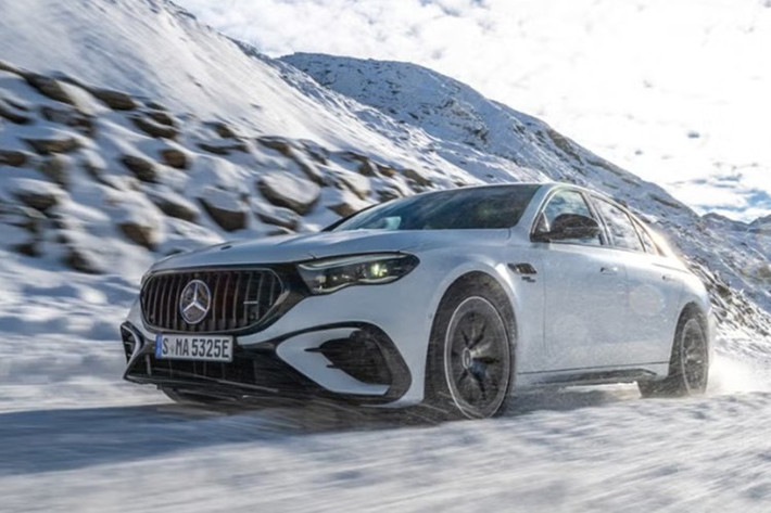 Mercedes-AMG E53 PHEV ﻿Ở một thái cực khác, AMG E53 đại diện cho sự cân bằng giữa tiện nghi hằng ngày và thể thao hiệu năng. Xe sở hữu hệ truyền động PHEV với sự kết hợp của động cơ I6 3.0L tăng áp thẳng hàng với mô-tơ điện cho công suất tối đa 604 mã lực. Người lái có thể di chuyển hoàn toàn bằng điện trong phố, nhưng chỉ cần nhấn ga, chiếc sedan lập tức trở lại đúng chất AMG.