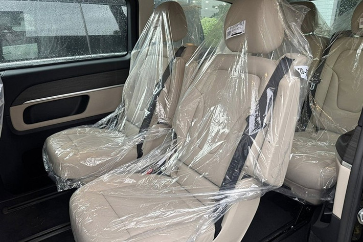 Vô lăng xe 3 chấu thiết kế mới, điều hòa tự động 2 vùng, kính cách nhiệt; hàng ghế trước chỉnh điện, nhớ vị trí, tích hợp sưởi và đèn nội thất 64 màu. Điểm khác biệt rõ rệt nằm ở hàng ghế giữa: bản Avantgarde có hai ghế độc lập tách rời, nhưng không phải loại ghế thương gia chỉnh điện như trên bản AMG. Cả hai bản đều trang bị cửa trượt điện, tăng sự tiện dụng trong di chuyển.