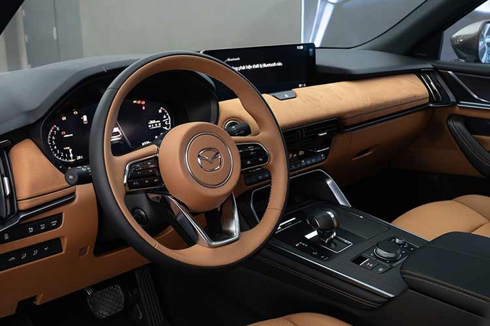 Bước vào khoang cabin, người dùng sẽ bắt gặp phong cách bài trí tối giản, mang hơi hướng của dòng CX-8 hiện hữu. Khả năng xe bán tại thị trường Việt sẽ được trang bị màn hình giải trí trung tâm 12,3 inch, màn hình hiển thị HUD trên kính lái và hệ thống camera 360 độ có khả năng mở rộng góc quan sát, hỗ trợ hiệu quả khi di chuyển trong không gian hẹp hoặc các tình huống khó quan sát.