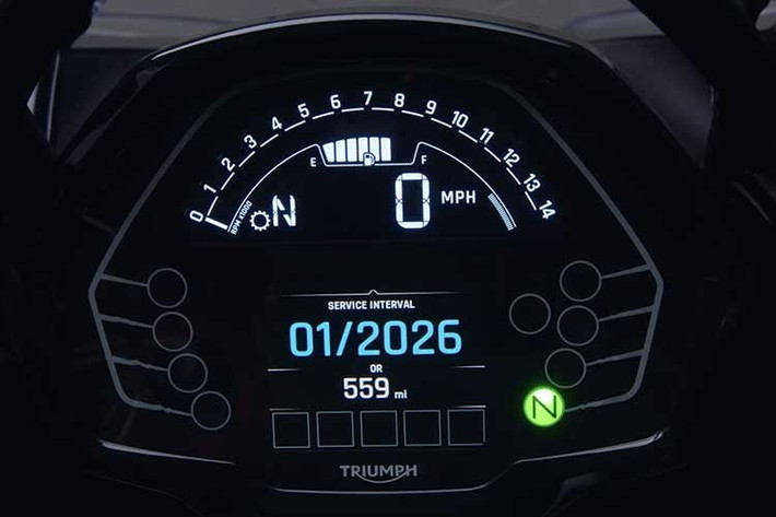 Bảng đồng hồ kết hợp màn hình TFT màu với màn hình LCD. Hệ thống kết nối MyTriumph Connectivity được trang bị tiêu chuẩn, cho phép điều hướng từng bước, điều khiển nhạc và cuộc gọi...