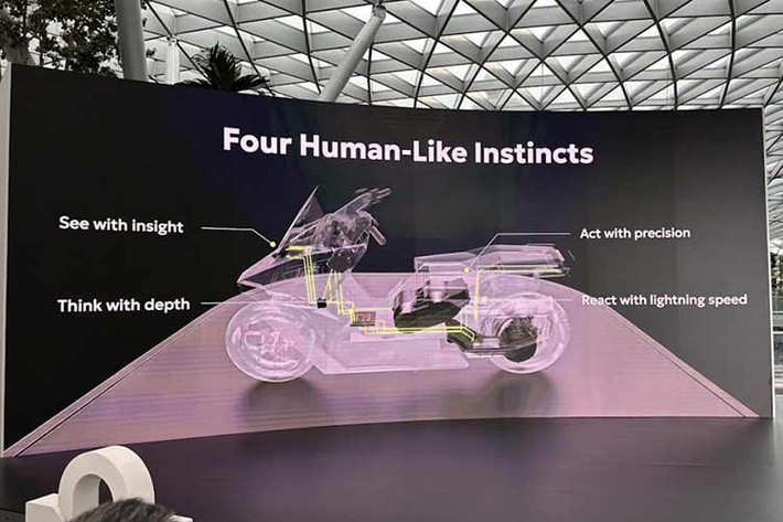 Tại sự kiện ra mắt, Omoway đã trình diễn khả năng tự cân bằng của Omo X ngay trên sân khấu. Chiếc xe tiến vào khu vực trình diễn với người lái và vẫn giữ thăng bằng khi dừng lại mà không cần chân chống. Màn trình diễn này cho thấy hệ thống gyroscope có thể duy trì ổn định ngay cả khi xe đứng yên.