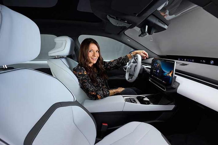 Điểm đáng chú ý là tầm hoạt động lên tới 900 km theo chuẩn WLTP – một con số nổi bật trong phân khúc. Xe dự kiến sử dụng bộ pin dung lượng khoảng 108,7 kWh với công nghệ cell hình trụ mới, giúp tăng mật độ năng lượng.