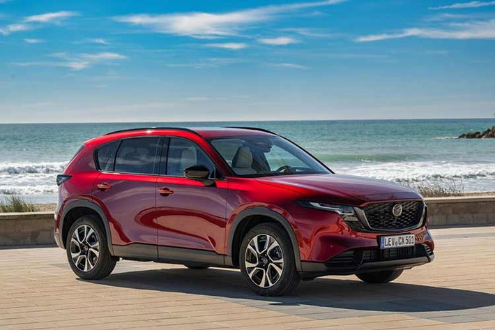 Mẫu xe SUV Mazda CX-5 2026 thế hệ mới dự kiến ra mắt tại Australia vào giữa năm nay với nhiều nâng cấp về công nghệ và kích thước. Dù khả năng cao giá bán sẽ tăng, hãng xe Nhật Bản vẫn khẳng định sẽ duy trì sức cạnh tranh thông qua “giá trị” mang lại cho khách hàng.