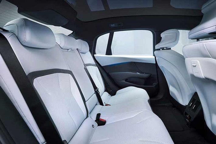 BMW tiếp tục nhấn mạnh yếu tố cảm giác lái với hệ thống điều khiển trung tâm “Heart of Joy”, giúp xử lý nhanh và chính xác hơn. Xe sử dụng hệ thống treo MacPherson phía trước và đa liên kết phía sau, cùng tùy chọn treo thích ứng M.