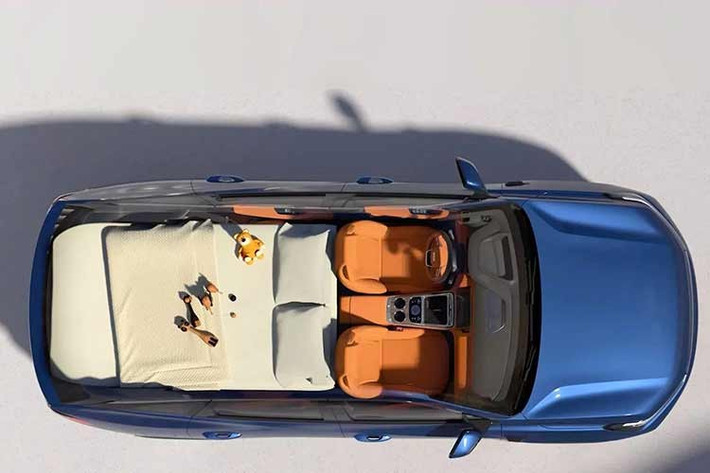 Lấy cảm hứng từ Geely Galaxy M9, mẫu xe này sở hữu các chi tiết đáng chú ý như đèn pha LED, đường dập gân sắc nét bên sườn, hốc bánh vuông vức và cụm đèn hậu kéo dài xuống dưới. Sở hữu chiều dài x rộng x cao lần lượt 4.770 x 1.905 x 1.685 mm và chiều dài cơ sở 2.785 mm. Đây là lần đầu tiên dòng Galaxy M của Geely có một mẫu xe PHEV cỡ trung.