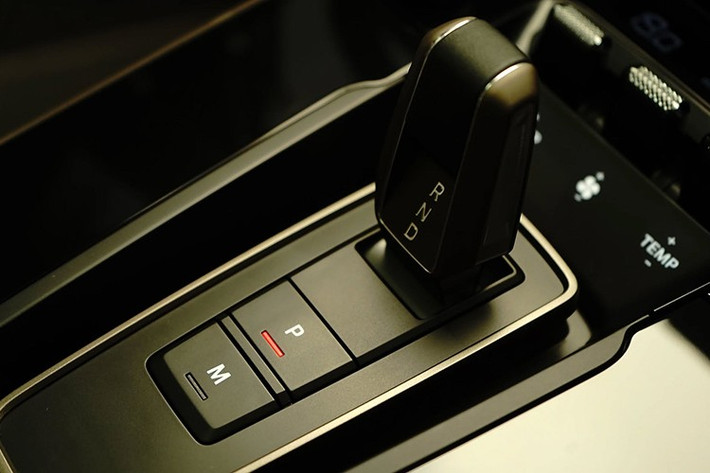 Porsche 911 Turbo 50 Years được trang bị động cơ boxer 6 xy-lanh 3.7L twin-turbo, cho công suất 650 mã lực và mô-men xoắn 800 Nm. Động cơ đi kèm hộp số PDK 8 cấp, hệ dẫn động 4 bánh toàn thời gian, cho khả năng tăng tốc 0-100 km/h chỉ trong 2,7 giây, trước khi đạt tốc độ tối đa 330 km/h.