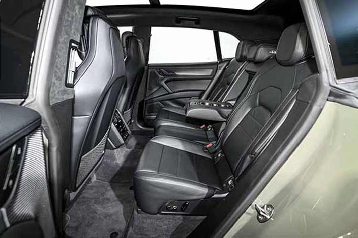Hàng ghế sau giữ không gian rộng rãi, có thể điều chỉnh điện, tích hợp sưởi và thông gió tùy phiên bản. Xe cũng có rèm che nắng và hệ thống điều hòa riêng cho hàng ghế sau. Mái kính cho phép điều chỉnh độ trong suốt và có thể mở nghiêng.