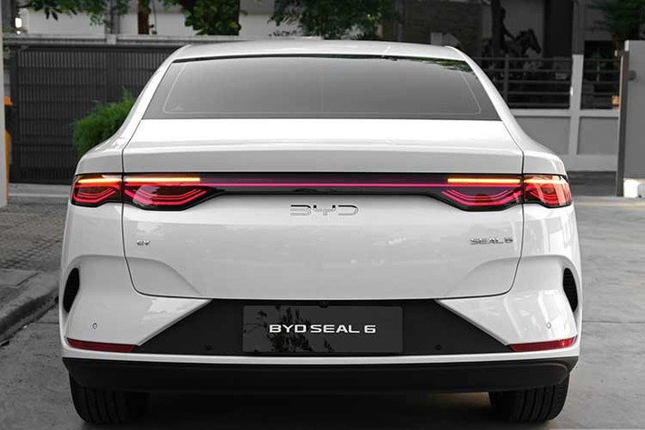 Tại Thái Lan, BYD Seal 6 2026 chạy điện có 2 phiên bản là Dynamic và Premium với giá từ 899.900-949.900 Baht (khoảng 738-779 triệu đồng), đắt hơn xe ở Malaysia. Xe được nhập khẩu nguyên chiếc từ Trung Quốc vào Thái Lan.