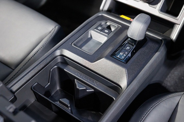 Các phiên bản dẫn động bốn bánh được trang bị tiêu chuẩn vi sai cầu sau khóa điện tử, tăng cường khả năng off-road. Toyota Hilux 2026 động cơ đốt trong tiếp tục được trang bị khối động cơ diesel 2.8L tăng áp quen thuộc, cho công suất 204 mã lực và mô-men xoắn 500 Nm. Động cơ này kết hợp với hộp số sàn hoặc tự động 6 cấp.