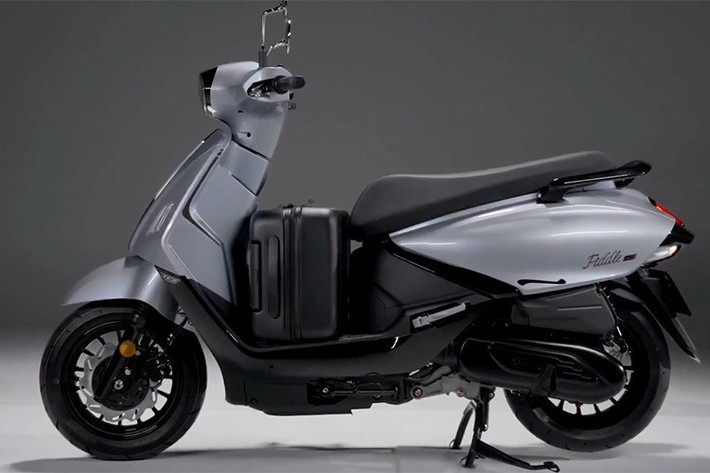 SYM Fiddle DX 158 sử dụng động cơ dung tích 158cc, 4 van, làm mát bằng chất lỏng. Khối động cơ này cho công suất cực đại 14,8 mã lực. Trọng lượng xe chỉ 124 kg, nhẹ hơn đáng kể so với phần lớn các đối thủ cùng phân khúc.