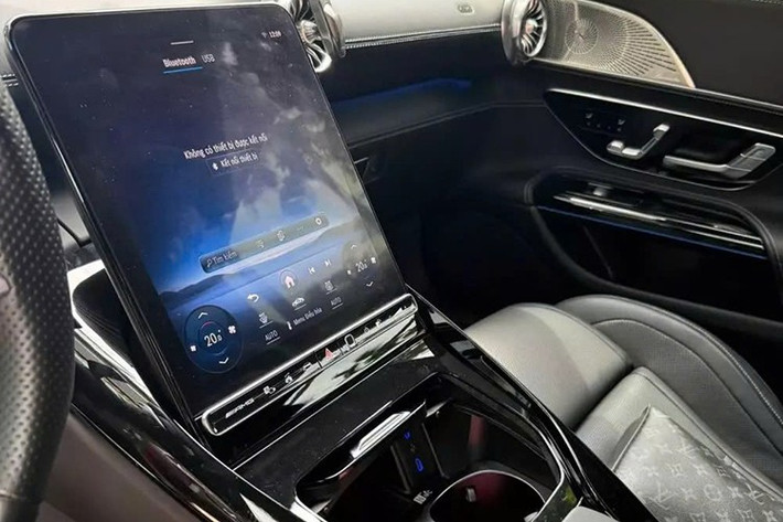 Các chế độ lái được điều chỉnh bằng núm xoay trên cần số, hệ thống tùy chỉnh âm thanh ống xả là những trang bị tiêu chuẩn, có trên chiếc xe thể thao mui trần Mercedes-AMG SL43 thế hệ thứ 7. Cửa gió điều hòa mô phỏng cánh quạt các máy bay chiến đấu.