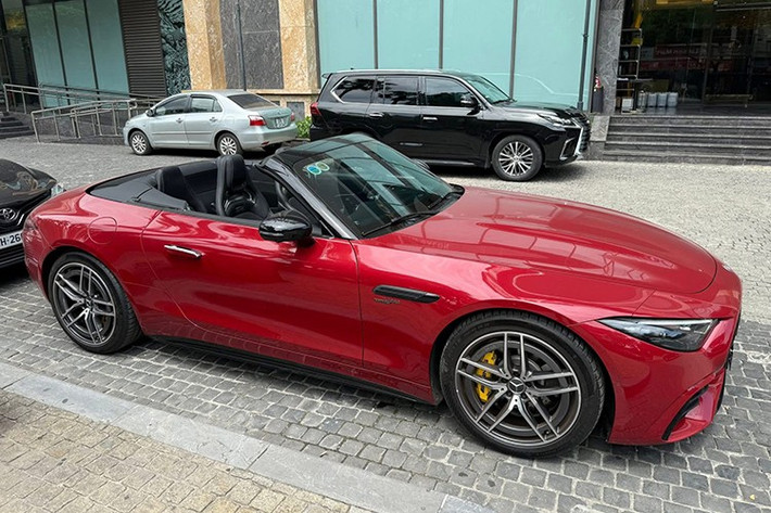 Dòng xe thể thao Mercedes-AMG SL43 còn sẽ được trang bị la-zăng mới, đa chấu kép, thể thao, như xe trong bài, chi tiết này màu bạc cùng kẹp phanh màu vàng. Vòng ra đuôi xe, Mercedes-AMG SL43 thế hệ mới nhất đang bán tại Việt Nam có đèn hậu LED mới, phần khoang hành lý chia làm đôi, để làm chỗ trống cất mui xe. Cuối cùng là việc xe được trang bị ống xả kép đối xứng, dạng tròn.