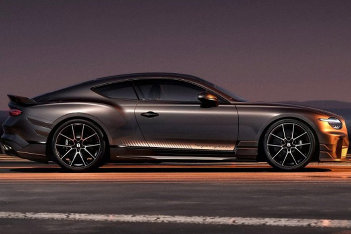 Xe sở hữu lưới tản nhiệt dạng mắt lưới cắt laser và bộ khuếch tán sau cỡ lớn ôm lấy cụm ống xả titan Akrapovic là các chi tiết nhận diện đặc trưng. Nhờ bộ khí động mới, lực ép tăng thêm tới 300 kg so với bản GT Speed.