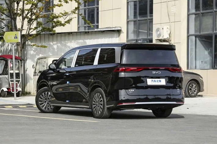 Có được thay đổi trên là nhờ cụm pin Blade dung lượng lớn hơn. Mức tiêu thụ nhiên liệu ở chế độ hybrid của xe cũng giảm còn 4,9–5 lít/100 km, thấp hơn 0,4 lít so với trước. Tổng phạm vi di chuyển khi kết hợp mô-tơ điện và động cơ xăng đạt tối đa 1.163 km.