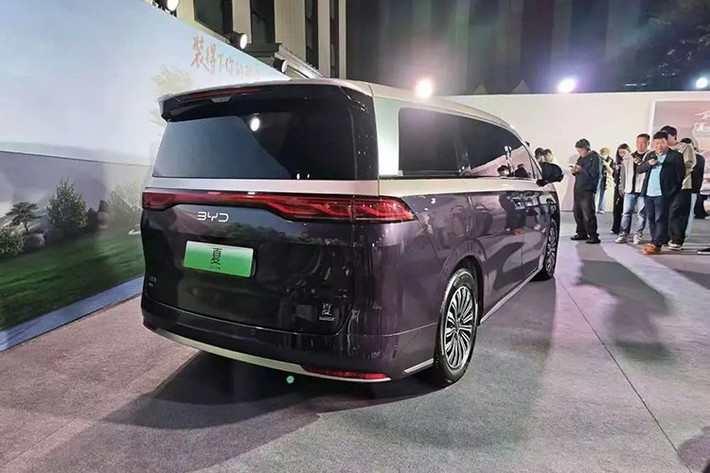 Trong phân khúc MPV hybrid cắm sạc có giá 200.000-300.000 Nhân dân tệ (700 triệu đến 1,05 tỷ đồng), BYD M9 cạnh tranh với Buick GL8 Land Business Edition PHEV (249.900-289.900 Nhân dân tệ) và Maxus MIFA 9 PHEV (259.900-349.900 Nhân dân tệ).