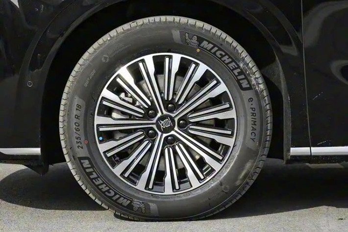 Hệ truyền động hybrid cắm sạc của BYD M9 2026 tại Trung Quốc bao gồm máy xăng 4 xi-lanh, tăng áp, dung tích 1.5L, cho công suất tối đa 156 mã lực và mô-tơ điện mạnh 272 mã lực. Nhờ đó, xe có thể tăng tốc từ 0-100 km/h trong 8,1-8,5 giây.