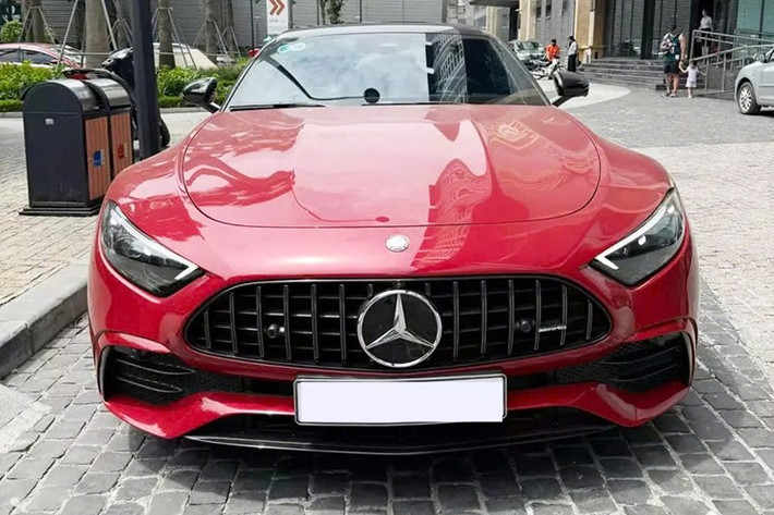 Mức giá bán của chiếc xe Mercedes-AMG SL43 này được tiết lộ 5.x tỷ đồng, tức chỉ vài tháng mua xe, chủ đã lỗ gần 2 tỷ đồng, rất có lợi cho người mua sau này, vì xe chẳng khác gì hàng mới 99%, điều đó cho thấy đây là chiếc xe mui trần rớt giá nhất Việt Nam.