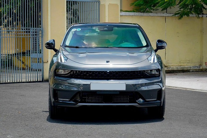 Qua những hình ảnh rao bán, xe mang ngoại thất sơn màu xám kết hợp nóc đen tương phản, mang lại phong cách thể thao và hiện đại. Bề mặt sơn cùng các chi tiết ngoại thất vẫn bóng bẩy, chứng tỏ ít bị hao mòn.