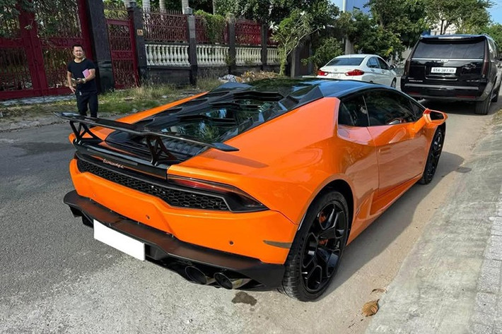 Mới đây, 1 chiếc xe mang ngoại thất màu cam đã xuất hiện. Thay vì bỏ ra hơn 20 tỷ đồng như năm 2015, giờ đây, các dân chơi chỉ phải chi ra 8,5 tỷ đồng là có thể sở hữu ngay 1 chiếc siêu xe Lamborghini Huracan LP610-4 vô cùng đẹp mắt.