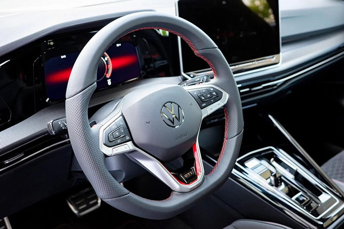 Mẫu hatchback Đức chỉ có duy nhất kiểu dáng 5 cửa hatchback. Các bản R-Line và GTI mang phong cách thể thao với lưới tản nhiệt cỡ lớn, mâm từ 18-19 inch và chi tiết ngoại thất mạnh mẽ tương tự SUV Tiguan Allspace.