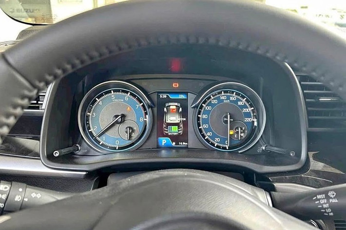 Trong khi đó, màn hình đa thông tin MID trong bảng đồng hồ sẽ hiển thị thêm chỉ số năng lượng và quá trình Hybrid hoạt động. Theo hãng Suzuki, pin lithium-ion của XL7 Hybrid được bảo hành 8 năm hoặc 160.000 km, tùy điều kiện nào đến trước.